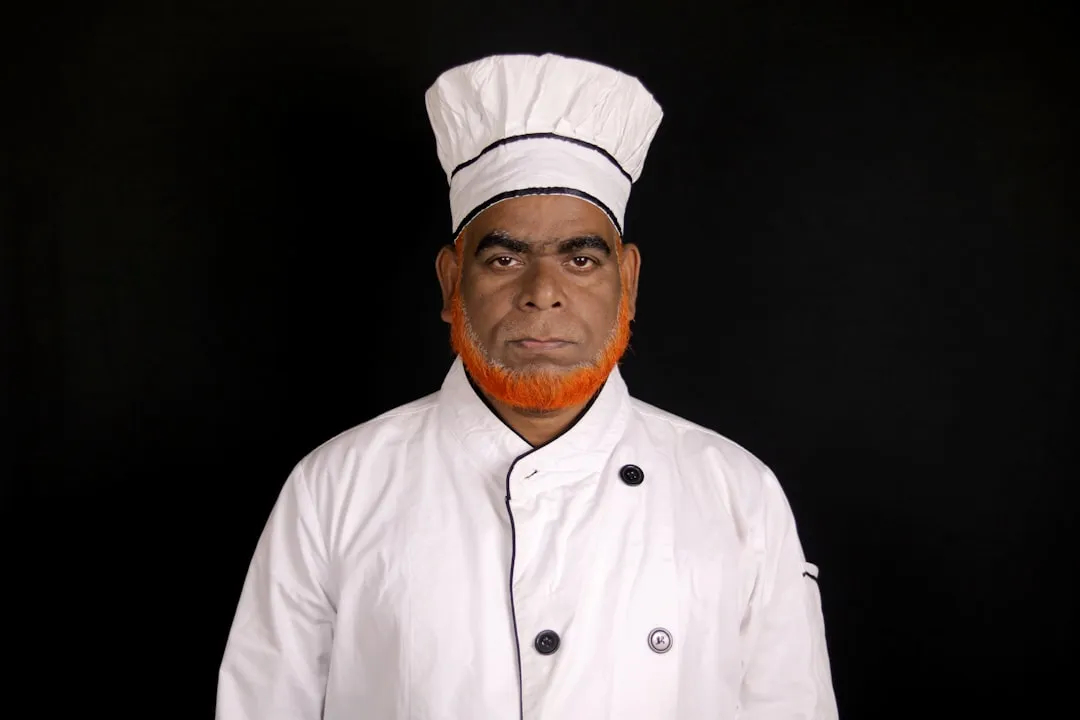 Marcel en cuisine, lumière chaude