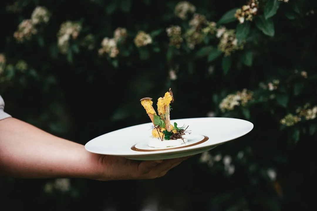 Plat signature dressé sur ardoise — Chez Marcel
